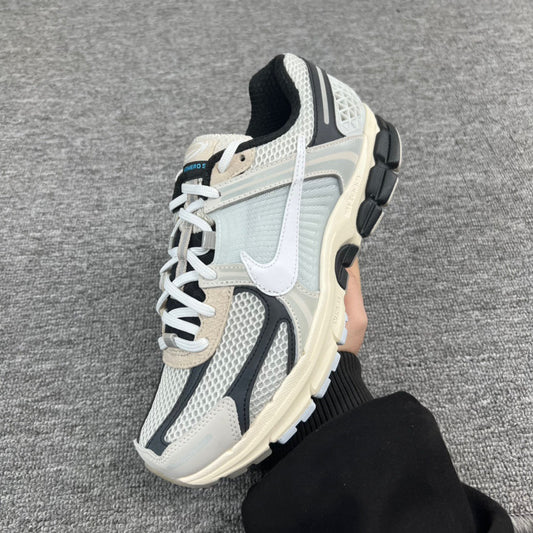 Vomero 5 Silver Panda (M)